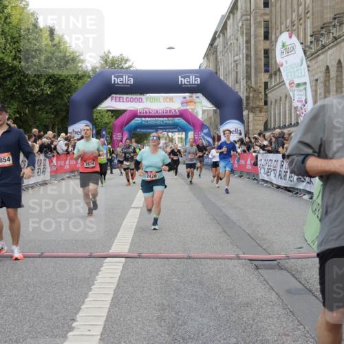 06.09.2026 - CURREX Alsterlauf Yannick Fuchs http://msf.ph/oto/10180135 06.09.2026 09:55:35 Ziel 2308, 2420, 2854, 2874, 3271, 3481, 3550, 4284, 4404, 4827, 4949, 5531, 5720, 6367, 8027 meine-sportfotos.de