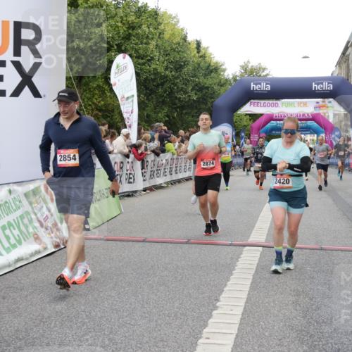 06.09.2026 - CURREX Alsterlauf Yannick Fuchs http://msf.ph/oto/10180332 06.09.2026 09:55:36 Ziel 2308, 2420, 2854, 2874, 3271, 3481, 3550, 3929, 4284, 4404, 4827, 4949, 4962, 5531, 5720, 6479, 8027, 8204 meine-sportfotos.de