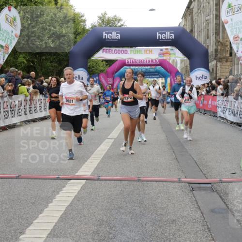 06.09.2026 - CURREX Alsterlauf Yannick Fuchs http://msf.ph/oto/10182023 06.09.2026 09:55:59 Ziel 2239, 2277, 2372, 2516, 2626, 2641, 3411, 3636, 4135, 4262, 4434, 4463, 4627, 5021, 5484, 6032, 6301, 6313, 8086, 8211, 8338 meine-sportfotos.de