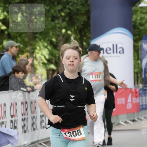 06.09.2026 - CURREX Alsterlauf Yannick Fuchs http://msf.ph/oto/10182887 06.09.2026 12:11:45 Ziel 1308, 1309 meine-sportfotos.de