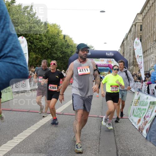 06.09.2026 - CURREX Alsterlauf Yannick Fuchs http://msf.ph/oto/10183083 06.09.2026 09:56:11 Ziel 2171, 2516, 2548, 2805, 3225, 3486, 3571, 3636, 3830, 4111, 4365, 4809, 5085, 5095, 5206, 6170, 8105, 8170 meine-sportfotos.de