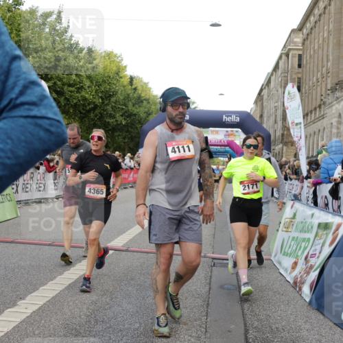 06.09.2026 - CURREX Alsterlauf Yannick Fuchs http://msf.ph/oto/10183100 06.09.2026 09:56:11 Ziel 2171, 2516, 2548, 2805, 3225, 3486, 3571, 3636, 3830, 4111, 4365, 4809, 5085, 5095, 5206, 6170, 8105, 8170 meine-sportfotos.de