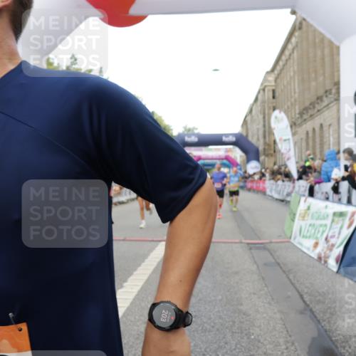 06.09.2026 - CURREX Alsterlauf Yannick Fuchs http://msf.ph/oto/10183401 06.09.2026 09:56:16 Ziel 2085, 2171, 2548, 3486, 3571, 4111, 4365, 4715, 5095, 5206, 5682, 5841, 6170, 6416, 6441, 8105, 8170 meine-sportfotos.de