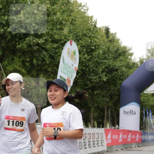 06.09.2026 - CURREX Alsterlauf Yannick Fuchs http://msf.ph/oto/10183684 06.09.2026 12:13:42 Ziel 1109, 1110 meine-sportfotos.de