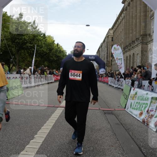 06.09.2026 - CURREX Alsterlauf Yannick Fuchs http://msf.ph/oto/10187895 06.09.2026 10:05:13 Ziel 2718, 4230, 4231, 4565, 4994, 5044, 5300, 6110, 6155, 6209, 6242, 6251, 6253, 6392, 8064, 8099, 8243 meine-sportfotos.de