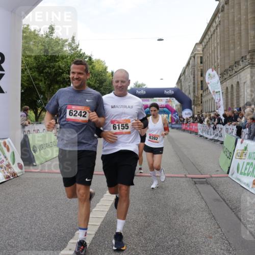06.09.2026 - CURREX Alsterlauf Yannick Fuchs http://msf.ph/oto/10188271 06.09.2026 10:05:18 Ziel 1239, 2195, 2718, 3011, 3336, 3737, 3838, 4230, 4565, 4769, 4994, 5044, 6110, 6155, 6242, 6392, 8243 meine-sportfotos.de