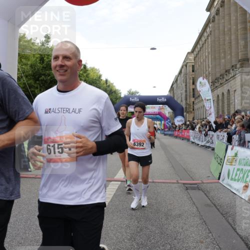 06.09.2026 - CURREX Alsterlauf Yannick Fuchs http://msf.ph/oto/10188305 06.09.2026 10:05:18 Ziel 1239, 2195, 2718, 3011, 3336, 3737, 3838, 4230, 4565, 4769, 4994, 5044, 6110, 6155, 6242, 6392, 8243 meine-sportfotos.de