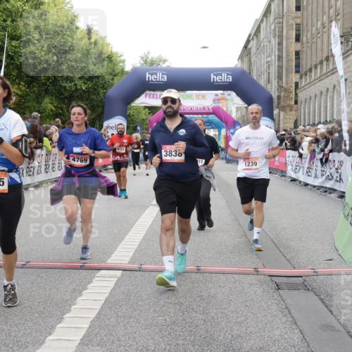06.09.2026 - CURREX Alsterlauf Yannick Fuchs http://msf.ph/oto/10188475 06.09.2026 10:05:21 Ziel 1239, 2195, 3011, 3336, 3737, 3838, 4151, 4642, 4769, 6155, 6242, 6392, 8243 meine-sportfotos.de