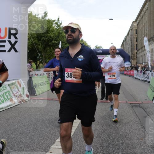 06.09.2026 - CURREX Alsterlauf Yannick Fuchs http://msf.ph/oto/10188600 06.09.2026 10:05:23 Ziel 1239, 2195, 3011, 3336, 3527, 3528, 3737, 3838, 3890, 4151, 4642, 4769, 6155, 6242, 6392, 8243 meine-sportfotos.de