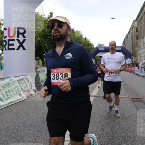 06.09.2026 - CURREX Alsterlauf Yannick Fuchs http://msf.ph/oto/10188611 06.09.2026 10:05:23 Ziel 1239, 2195, 3011, 3336, 3527, 3528, 3737, 3838, 3890, 4151, 4642, 4769, 6155, 6242, 6392, 8243 meine-sportfotos.de