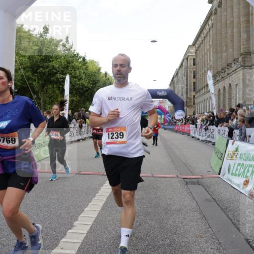 06.09.2026 - CURREX Alsterlauf Yannick Fuchs http://msf.ph/oto/10188620 06.09.2026 10:05:23 Ziel 1239, 2195, 3011, 3336, 3527, 3528, 3737, 3838, 3890, 4151, 4642, 4769, 6155, 6242, 6392, 8243 meine-sportfotos.de