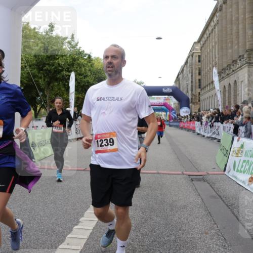 06.09.2026 - CURREX Alsterlauf Yannick Fuchs http://msf.ph/oto/10188633 06.09.2026 10:05:23 Ziel 1239, 2195, 3011, 3336, 3527, 3528, 3737, 3838, 3890, 4151, 4642, 4769, 6155, 6242, 6392, 8243 meine-sportfotos.de
