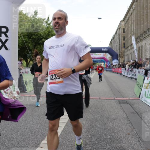 06.09.2026 - CURREX Alsterlauf Yannick Fuchs http://msf.ph/oto/10188643 06.09.2026 10:05:24 Ziel 1239, 2195, 3011, 3336, 3527, 3528, 3737, 3838, 3890, 4151, 4642, 4769, 6155, 6242, 6392, 8243 meine-sportfotos.de