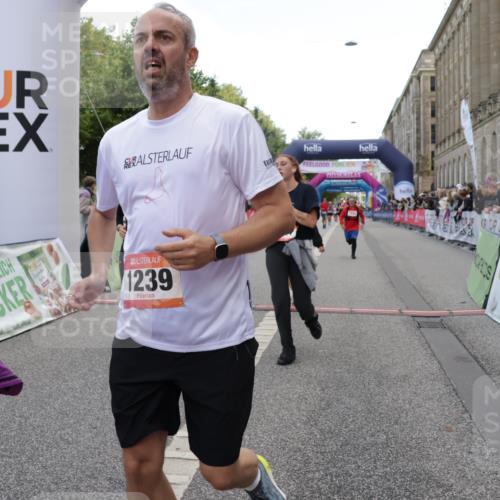 06.09.2026 - CURREX Alsterlauf Yannick Fuchs http://msf.ph/oto/10188653 06.09.2026 10:05:24 Ziel 1239, 2195, 3011, 3336, 3527, 3528, 3737, 3838, 3890, 4151, 4642, 4769, 6155, 6242, 6392, 8243 meine-sportfotos.de