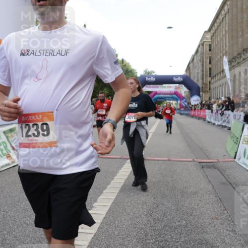 06.09.2026 - CURREX Alsterlauf Yannick Fuchs http://msf.ph/oto/10188662 06.09.2026 10:05:24 Ziel 1239, 2195, 3011, 3336, 3527, 3528, 3737, 3838, 3890, 4151, 4642, 4769, 6155, 6242, 6392, 8243 meine-sportfotos.de