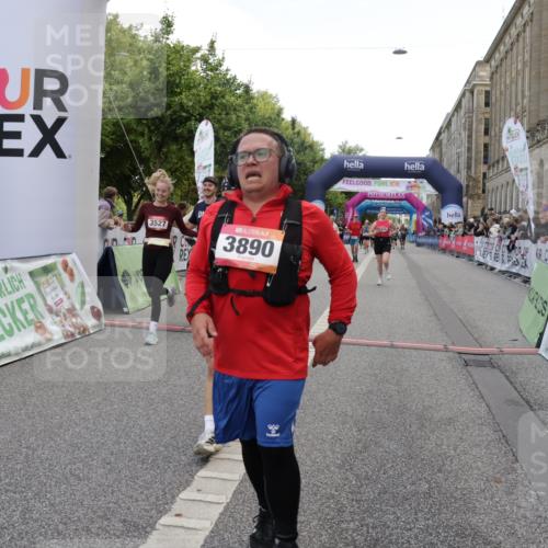 06.09.2026 - CURREX Alsterlauf Yannick Fuchs http://msf.ph/oto/10188864 06.09.2026 10:05:28 Ziel 1239, 2195, 2310, 3011, 3315, 3336, 3527, 3528, 3737, 3838, 3890, 4151, 4642, 4769, 5349 meine-sportfotos.de