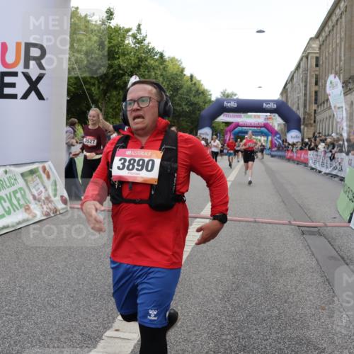 06.09.2026 - CURREX Alsterlauf Yannick Fuchs http://msf.ph/oto/10188877 06.09.2026 10:05:28 Ziel 1239, 2195, 2310, 3011, 3315, 3336, 3527, 3528, 3737, 3838, 3890, 4151, 4642, 4769, 5349 meine-sportfotos.de