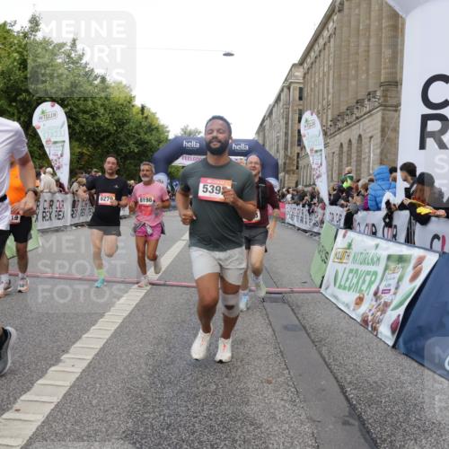 06.09.2026 - CURREX Alsterlauf Yannick Fuchs http://msf.ph/oto/10189176 06.09.2026 09:57:21 Ziel 2311, 2316, 2900, 3349, 3673, 3881, 3978, 5345, 5398, 6119, 6279, 6396, 8093, 8198, 8281 meine-sportfotos.de