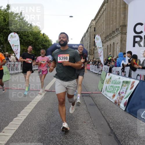 06.09.2026 - CURREX Alsterlauf Yannick Fuchs http://msf.ph/oto/10189191 06.09.2026 09:57:21 Ziel 2311, 2316, 2900, 3349, 3673, 3881, 3978, 5345, 5398, 6119, 6279, 6396, 8093, 8198, 8281 meine-sportfotos.de