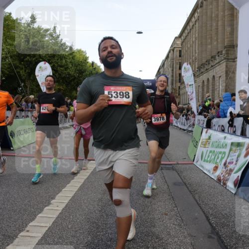 06.09.2026 - CURREX Alsterlauf Yannick Fuchs http://msf.ph/oto/10189214 06.09.2026 09:57:21 Ziel 2311, 2316, 2900, 3349, 3673, 3881, 3978, 5345, 5398, 6119, 6279, 6396, 8093, 8198, 8281 meine-sportfotos.de