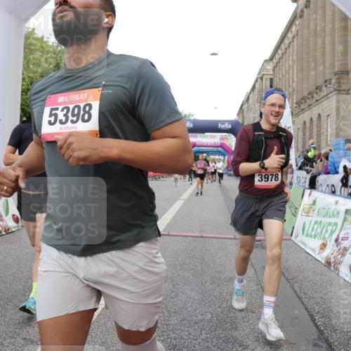06.09.2026 - CURREX Alsterlauf Yannick Fuchs http://msf.ph/oto/10189226 06.09.2026 09:57:22 Ziel 2311, 2316, 2900, 3673, 3881, 3978, 5345, 5398, 5978, 6119, 6279, 6396, 8093, 8198, 8281 meine-sportfotos.de