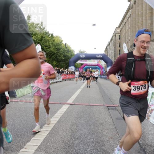06.09.2026 - CURREX Alsterlauf Yannick Fuchs http://msf.ph/oto/10189249 06.09.2026 09:57:22 Ziel 2311, 2316, 2900, 3673, 3881, 3978, 5345, 5398, 5978, 6119, 6279, 6396, 8093, 8198, 8281 meine-sportfotos.de