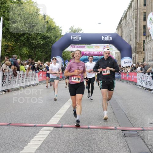 06.09.2026 - CURREX Alsterlauf Yannick Fuchs http://msf.ph/oto/10189474 06.09.2026 09:57:25 Ziel 2316, 2900, 2966, 3673, 3881, 3914, 3978, 4641, 4859, 5345, 5398, 5463, 5510, 5978, 6119, 6279, 8093, 8198, 8281 meine-sportfotos.de