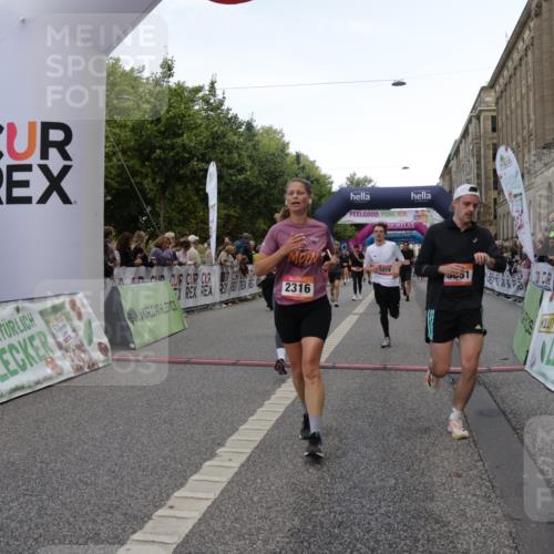 06.09.2026 - CURREX Alsterlauf Yannick Fuchs http://msf.ph/oto/10189573 06.09.2026 09:57:26 Ziel 2316, 2900, 2966, 3236, 3673, 3881, 3914, 3978, 4641, 4859, 5345, 5398, 5463, 5510, 5978, 6119, 6279, 8029, 8093, 8198, 8281 meine-sportfotos.de
