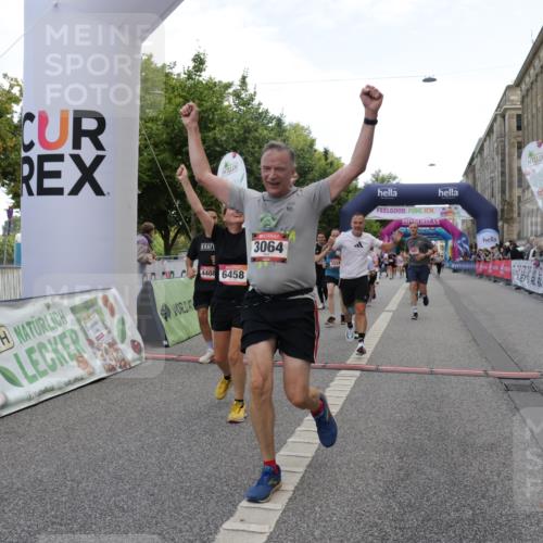 06.09.2026 - CURREX Alsterlauf Yannick Fuchs http://msf.ph/oto/10189622 06.09.2026 10:05:40 Ziel 2267, 2476, 2659, 3064, 3180, 3230, 3314, 3439, 3457, 4152, 4408, 4430, 4511, 4538, 5135, 5373, 5405, 5406, 5777, 6458 meine-sportfotos.de
