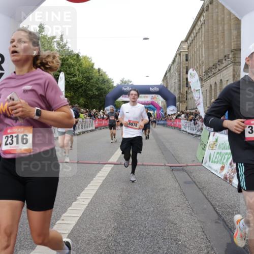 06.09.2026 - CURREX Alsterlauf Yannick Fuchs http://msf.ph/oto/10189635 06.09.2026 09:57:27 Ziel 2316, 2900, 2966, 3236, 3559, 3881, 3914, 3978, 4641, 4859, 5345, 5398, 5463, 5510, 5978, 6119, 6279, 8029, 8198, 8281 meine-sportfotos.de