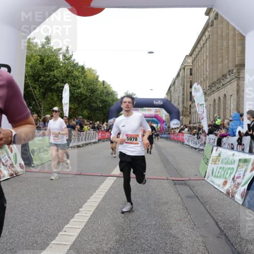 06.09.2026 - CURREX Alsterlauf Yannick Fuchs http://msf.ph/oto/10189664 06.09.2026 09:57:27 Ziel 2316, 2900, 2966, 3236, 3559, 3881, 3914, 3978, 4641, 4859, 5345, 5398, 5463, 5510, 5978, 6119, 6279, 8029, 8198, 8281 meine-sportfotos.de