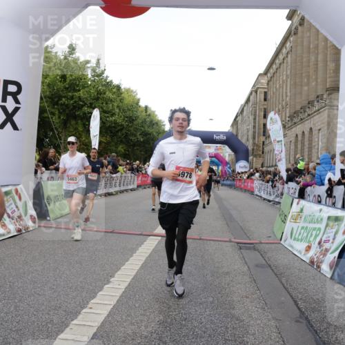06.09.2026 - CURREX Alsterlauf Yannick Fuchs http://msf.ph/oto/10189680 06.09.2026 09:57:28 Ziel 2316, 2806, 2966, 3160, 3236, 3559, 3881, 3914, 3978, 4641, 4859, 5463, 5510, 5978, 6119, 6279, 8029, 8198, 8281 meine-sportfotos.de