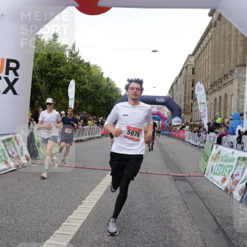 06.09.2026 - CURREX Alsterlauf Yannick Fuchs http://msf.ph/oto/10189698 06.09.2026 09:57:28 Ziel 2316, 2806, 2966, 3160, 3236, 3559, 3881, 3914, 3978, 4641, 4859, 5463, 5510, 5978, 6119, 6279, 8029, 8198, 8281 meine-sportfotos.de