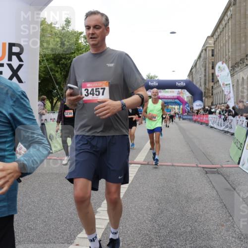 06.09.2026 - CURREX Alsterlauf Yannick Fuchs http://msf.ph/oto/10189825 06.09.2026 10:05:44 Ziel 2267, 2476, 2659, 3064, 3180, 3230, 3314, 3439, 3457, 4130, 4197, 4198, 4408, 4430, 4538, 5135, 5137, 5373, 5390, 5405, 5406, 5777, 6458 meine-sportfotos.de