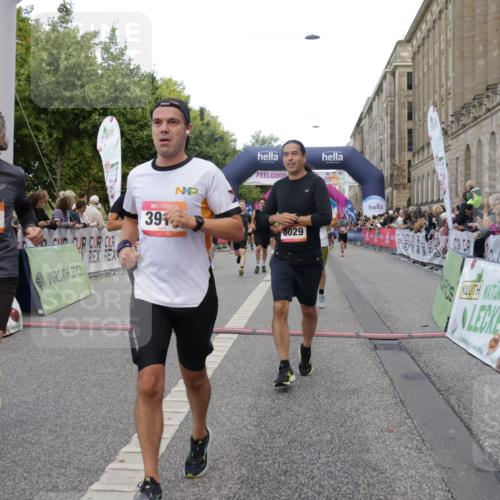 06.09.2026 - CURREX Alsterlauf Yannick Fuchs http://msf.ph/oto/10189893 06.09.2026 09:57:31 Ziel 2316, 2806, 2966, 3160, 3236, 3559, 3881, 3914, 4224, 4641, 4859, 5107, 5463, 5510, 5978, 6020, 8029, 8281 meine-sportfotos.de