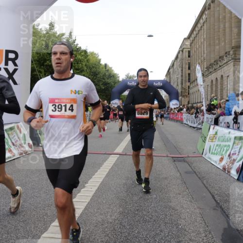 06.09.2026 - CURREX Alsterlauf Yannick Fuchs http://msf.ph/oto/10189919 06.09.2026 09:57:31 Ziel 2316, 2806, 2966, 3160, 3236, 3559, 3881, 3914, 4224, 4641, 4859, 5107, 5463, 5510, 5978, 6020, 8029, 8281 meine-sportfotos.de