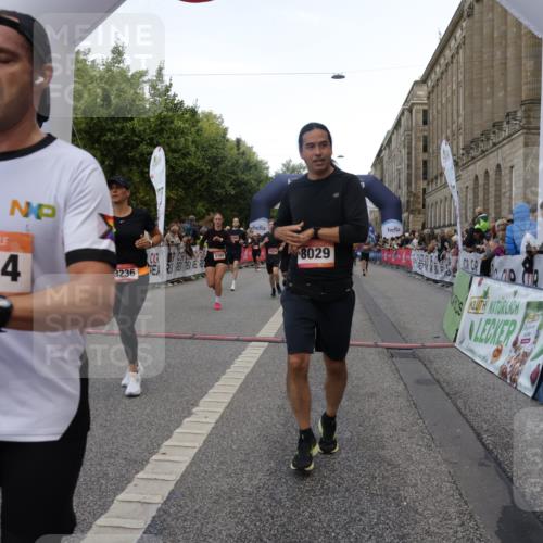 06.09.2026 - CURREX Alsterlauf Yannick Fuchs http://msf.ph/oto/10189954 06.09.2026 09:57:32 Ziel 2316, 2806, 2966, 3160, 3236, 3559, 3881, 3914, 4224, 4641, 4682, 4859, 5107, 5463, 5510, 5978, 6020, 8029, 8281 meine-sportfotos.de