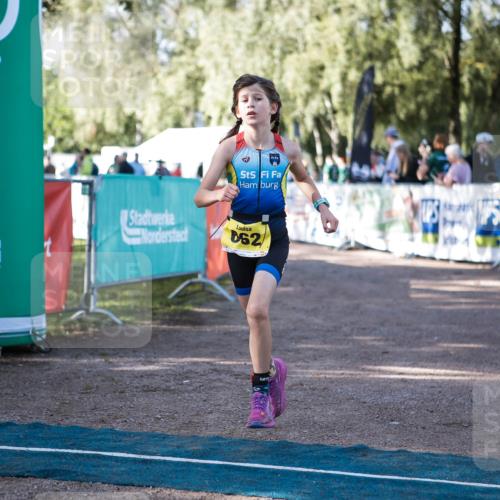 06.09.2026 - 20. Norderstedt Triathlon H.Heesch http://msf.ph/oto/10192527 06.09.2026 09:49:27 Ziel 611, 662, 663 meine-sportfotos.de