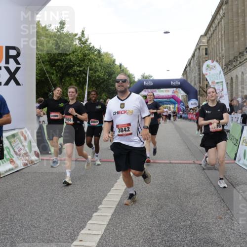 06.09.2026 - CURREX Alsterlauf Yannick Fuchs http://msf.ph/oto/10194019 06.09.2026 10:06:01 Ziel 3098, 3842, 3976, 4481, 4736, 4737, 4894, 5070, 5115, 5277, 5556, 5726, 5781, 6045, 6089, 6107, 6121, 6385, 8056, 8143 meine-sportfotos.de