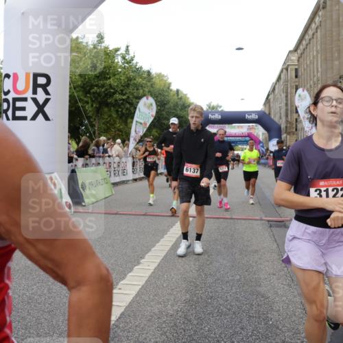06.09.2026 - CURREX Alsterlauf Yannick Fuchs http://msf.ph/oto/10194227 06.09.2026 09:57:48 Ziel 2237, 2288, 2523, 2538, 2663, 2672, 2877, 2932, 2950, 3122, 4334, 4691, 4950, 5111, 5247, 5660, 5736, 5790, 6108, 6137, 6239, 6318, 8231, 8307 meine-sportfotos.de
