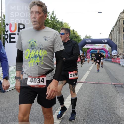 06.09.2026 - CURREX Alsterlauf Yannick Fuchs http://msf.ph/oto/10195982 06.09.2026 09:58:14 Ziel 2706, 2864, 3394, 3497, 3553, 3580, 3603, 3841, 3872, 3923, 4034, 4327, 4732, 5707, 5986, 6227, 6343, 6409, 8003, 8163 meine-sportfotos.de
