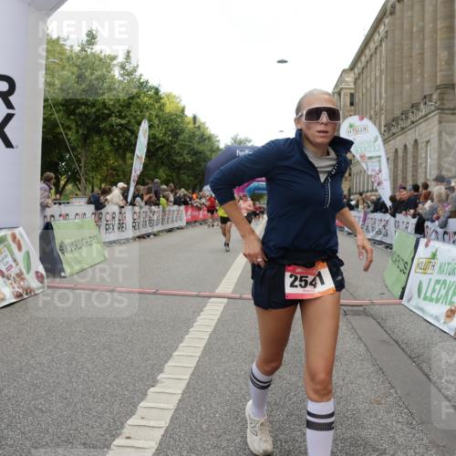06.09.2026 - CURREX Alsterlauf Yannick Fuchs http://msf.ph/oto/10196201 06.09.2026 10:06:32 Ziel 2266, 2541, 2863, 3491, 3772, 3942, 3947, 4508, 4819, 5600, 6085, 6464, 8183 meine-sportfotos.de