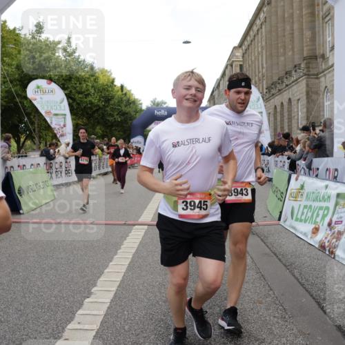 06.09.2026 - CURREX Alsterlauf Yannick Fuchs http://msf.ph/oto/10197736 06.09.2026 10:06:57 Ziel 2459, 2934, 2963, 3303, 3376, 3500, 3501, 3502, 3656, 3943, 3945, 5073, 5091, 5471, 5527, 6285, 8276 meine-sportfotos.de
