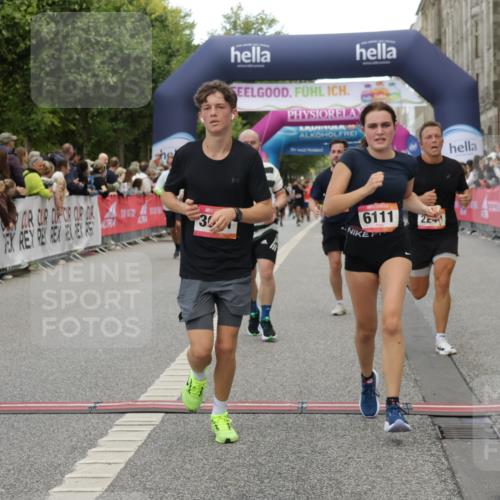 06.09.2026 - CURREX Alsterlauf Yannick Fuchs http://msf.ph/oto/10197931 06.09.2026 09:58:48 Ziel 2017, 2034, 2120, 2244, 2711, 3078, 3313, 3691, 4265, 4695, 4747, 5205, 5207, 5557, 5706, 5764, 5810, 5964, 6111 meine-sportfotos.de