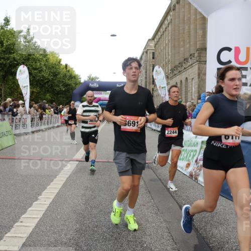 06.09.2026 - CURREX Alsterlauf Yannick Fuchs http://msf.ph/oto/10198052 06.09.2026 09:58:49 Ziel 2017, 2034, 2244, 2711, 3078, 3313, 3691, 4265, 4695, 4747, 5557, 5661, 5706, 5764, 5810, 5964, 6111 meine-sportfotos.de