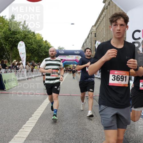 06.09.2026 - CURREX Alsterlauf Yannick Fuchs http://msf.ph/oto/10198100 06.09.2026 09:58:50 Ziel 2017, 2065, 2244, 2711, 3078, 3313, 3691, 4265, 4299, 4695, 4747, 5557, 5661, 5706, 5764, 5810, 5964, 6111 meine-sportfotos.de