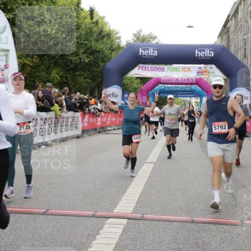 06.09.2026 - CURREX Alsterlauf Yannick Fuchs http://msf.ph/oto/10198128 06.09.2026 10:07:03 Ziel 2148, 2355, 2459, 2963, 3103, 3303, 3376, 3607, 3656, 3943, 3945, 5073, 5091, 5527, 5792, 5937, 8276 meine-sportfotos.de