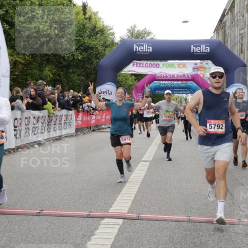 06.09.2026 - CURREX Alsterlauf Yannick Fuchs http://msf.ph/oto/10198173 06.09.2026 10:07:03 Ziel 2148, 2355, 2459, 2963, 3103, 3303, 3376, 3607, 3656, 3943, 3945, 5073, 5091, 5527, 5792, 5937, 8276 meine-sportfotos.de