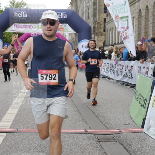 06.09.2026 - CURREX Alsterlauf Yannick Fuchs http://msf.ph/oto/10198222 06.09.2026 10:07:04 Ziel 2148, 2355, 2459, 2963, 3103, 3376, 3607, 3656, 4078, 5069, 5073, 5091, 5527, 5792, 5937, 8276, 8306 meine-sportfotos.de