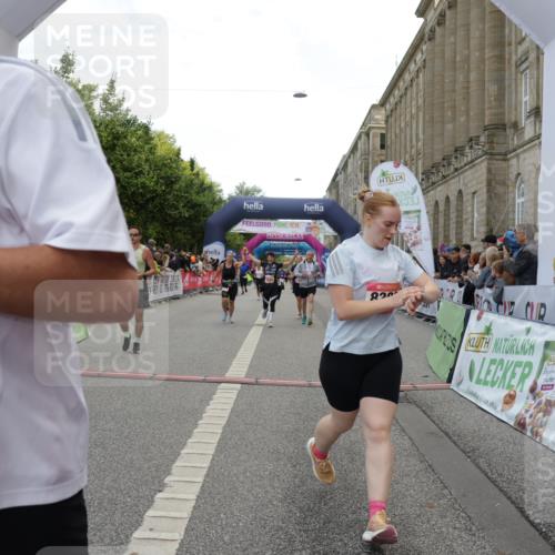 06.09.2026 - CURREX Alsterlauf Yannick Fuchs http://msf.ph/oto/10198895 06.09.2026 10:07:13 Ziel 2187, 2355, 2893, 2903, 3103, 3607, 4078, 4140, 5069, 5549, 5813, 5951, 6214, 8303, 8306 meine-sportfotos.de